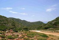 La presqu’île de l’Akrotiri en Crète. La route du monastère du Gouverneto (auteur Jean-Philippe Hébrard). Cliquer pour agrandir l'image dans Panoramio (nouvel onglet).
