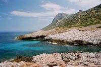 La presqu’île de l’Akrotiri en Crète. Le cap Melechas vu depuis la calanque d'Avlaki (auteur Cacus Krupka). Cliquer pour agrandir l'image dans Panoramio (nouvel onglet).