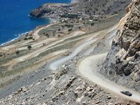 Le village de Pyrgos en Crète. La piste d'accès au village de Tris Ekklisies (auteur Bremse). Cliquer pour agrandir l'image dans Panoramio (nouvel onglet).
