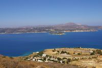 Le village de Souda en Crète. La forteresse d'Itzeddin vue depuis le fort d'Aptera (auteur Willem M.A.Bouw). Cliquer pour agrandir l'image dans Panoramio (nouvel onglet).