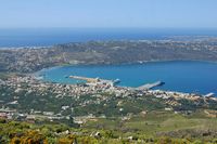 Le village de Souda en Crète. La rode de Souda vue depuis le sommet du mont Malaxa (auteur Willem M A Bouw). Cliquer pour agrandir l'image dans Panoramio (nouvel onglet).