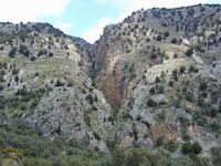 Le village de Tympaki en Crète. La sortie des gorges de Kamares (auteur Stavros Kekakis). Cliquer pour agrandir l'image dans Panoramio (nouvel onglet).