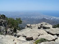 Le village de Tympaki en Crète. La plaine de la Messara vue depuis le mont Mavri Koryfi (auteur Hazo Gires). Cliquer pour agrandir l'image dans Panoramio (nouvel onglet).