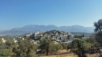 Le village de Tympaki en Crète. Le village de Kamilari (auteur Thomas Rigamonti). Cliquer pour agrandir l'image dans Panoramio (nouvel onglet).