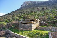 Le village de Vamos en Crète. Casemate allemande sous le mont Drapanokefala (auteur Willem Bouw). Cliquer pour agrandir l'image dans Panoramio (nouvel onglet).