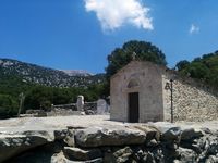 Le village de Zaros en Crète. L'église Saint-Jean dans la forêt de Rouvas (auteur Ben Potter). Cliquer pour agrandir l'image dans Panoramio (nouvel onglet).