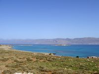 Le village de Ziros en Crète. La côte nord-est de l'île de Koufonissi et l'îlot de Strongylo (auteur Niki Tranou). Cliquer pour agrandir l'image dans Panoramio (nouvel onglet).