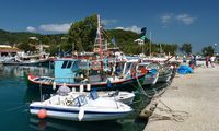 La ville d’Argyradès sur l’île de Corfou. Le port de Petriti (auteur Frédéric Boursicot). Cliquer pour agrandir l'image dans Panoramio (nouvel onglet).