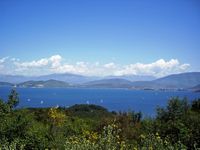 La ville de Kassiopi sur l’île de Corfou. Vue depuis Kanonia dans la Réserve d'Érimitis (auteur Spiros Koronakis). Cliquer pour agrandir l'image dans Panoramio (nouvel onglet).