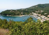 La ville de Kassiopi sur l’île de Corfou. Le village d'Agios Stéfanos (auteur Jim McAuley). Cliquer pour agrandir l'image dans Panoramio (nouvel onglet).