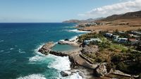 La ville de Pérama en Crète. La côte de Panormos (auteur Matti O). Cliquer pour agrandir l'image dans Panoramio (nouvel onglet).