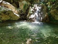 Le canton de Réthymnon en Crète. Un bassin naturel dans les gorges de Myli (auteur Dustin 86). Cliquer pour agrandir l'image dans Panoramio (nouvel onglet).
