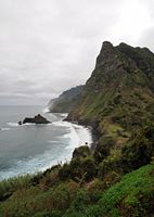La côte nord de Madère. Entre Ponta Delgada et Arco de São Jorge. Cliquer pour agrandir l'image dans Adobe Stock (nouvel onglet).
