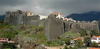 Le quartier São Pedro de Funchal à Madère. Le Forte do Pico vu depuis hospicio dona maria. Cliquer pour agrandir l'image dans Adobe Stock (nouvel onglet).