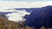Le Pico Ruivo à Madère. Vue sur le Pico das Torres. Cliquer pour agrandir l'image.