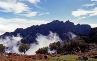 Le Pico Ruivo à Madère. Vue sur le Pico das Torres. Cliquer pour agrandir l'image.