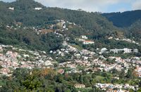 Le village de Monte à Madère. Rua do Comboio à Monte vue depuis le Forte do Pico. Cliquer pour agrandir l'image.