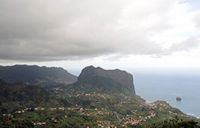 Le village de Porto da Cruz à Madère. Penha de aguia vu depuis le belvédère de Portela. Cliquer pour agrandir l'image.