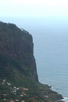 Le village de Porto da Cruz à Madère. Penha de aguia vu depuis le belvédère de Portela. Cliquer pour agrandir l'image.