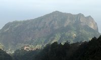 Le village de Porto da Cruz à Madère. Penha de aguia vu depuis le belvédère des balcons. Cliquer pour agrandir l'image.