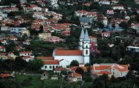 Le village de Santo António à Madère. Église Saint-Antoine vue depuis Pico dos Barcelos. Cliquer pour agrandir l'image.