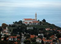Le village de São Martinho à Madère. Église vue depuis Pico dos Barcelos. Cliquer pour agrandir l'image.