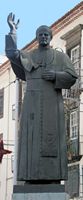 La cathédrale de Funchal à Madère. Statue de Jean-Paul II (auteur Olbertz). Cliquer pour agrandir l'image.