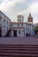 Le quartier de la cathédrale de Funchal à Madère. Rue pavée. Cliquer pour agrandir l'image.