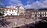 Le quartier de la cathédrale de Funchal à Madère. Place de la mairie. Cliquer pour agrandir l'image.
