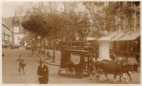Le quartier de la cathédrale de Funchal à Madère. Avenue Arriaga en 1920, carte postale. Cliquer pour agrandir l'image.