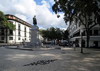 Le quartier de la cathédrale de Funchal à Madère. Statue de Zarco. Cliquer pour agrandir l'image.