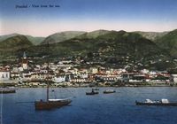 La ville de Funchal à Madère. Funchal vue du port vers 1940, carte postale. Cliquer pour agrandir l'image.