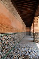 La médersa Ben Youssef à Marrakech au Maroc. Galerie ouest du patio. Cliquer pour agrandir l'image dans Adobe Stock (nouvel onglet).