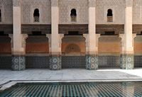 La médersa Ben Youssef à Marrakech au Maroc. Galerie ouest du patio. Cliquer pour agrandir l'image dans Adobe Stock (nouvel onglet).