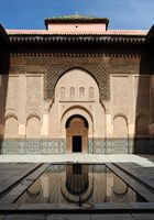 La médersa Ben Youssef à Marrakech au Maroc. Bassin du patio. Cliquer pour agrandir l'image dans Adobe Stock (nouvel onglet).