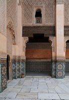 La médersa Ben Youssef à Marrakech au Maroc. Galerie est du patio. Cliquer pour agrandir l'image dans Adobe Stock (nouvel onglet).