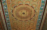 Le palais de la Bahia à Marrakech au Maroc. Plafond du pavillon privé du palais de la Bahia. Cliquer pour agrandir l'image dans Adobe Stock (nouvel onglet).