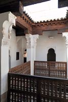 La médersa Ben Youssef à Marrakech au Maroc. Puits de lumière chambres. Cliquer pour agrandir l'image.