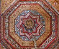 Le palais de la Bahia à Marrakech au Maroc. Plafond salle du conseil. Cliquer pour agrandir l'image.