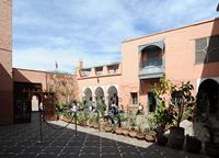 Le palais M'nebbi à Marrakech au Maroc. Cour. Cliquer pour agrandir l'image.