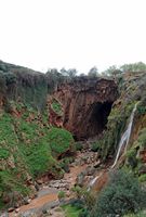 La ville de Demnate au Maroc. Pont naturel d'imi n'fri. Cliquer pour agrandir l'image.