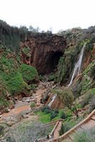 La ville de Demnate au Maroc. Pont naturel d'imi n'fri. Cliquer pour agrandir l'image.