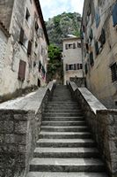 Les fortifications de Kotor au Monténégro. Escalier vers le bastion Saint-Jean. Cliquer pour agrandir l'image dans Adobe Stock (nouvel onglet).
