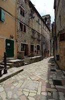La ville close de Kotor au Monténégro. Rue de Kotor. Cliquer pour agrandir l'image dans Adobe Stock (nouvel onglet).